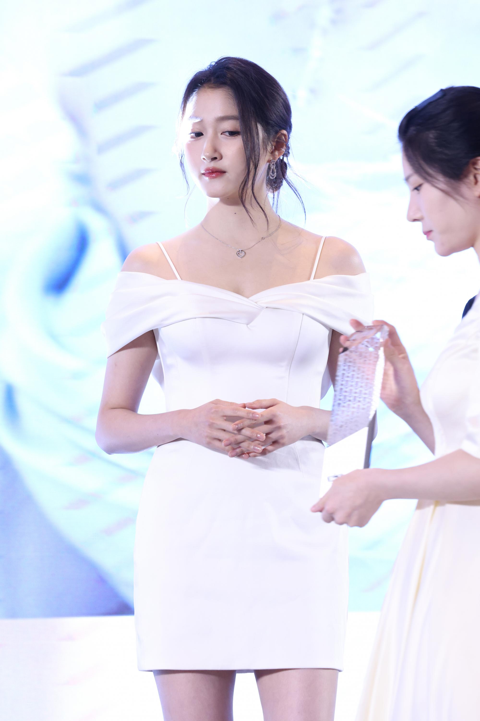 关晓彤生图白色连衣短裙半身现场生图照[12]